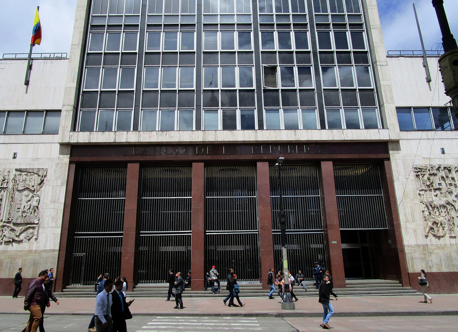 Entrada principal del edificio del Banco de la República en Bogotá