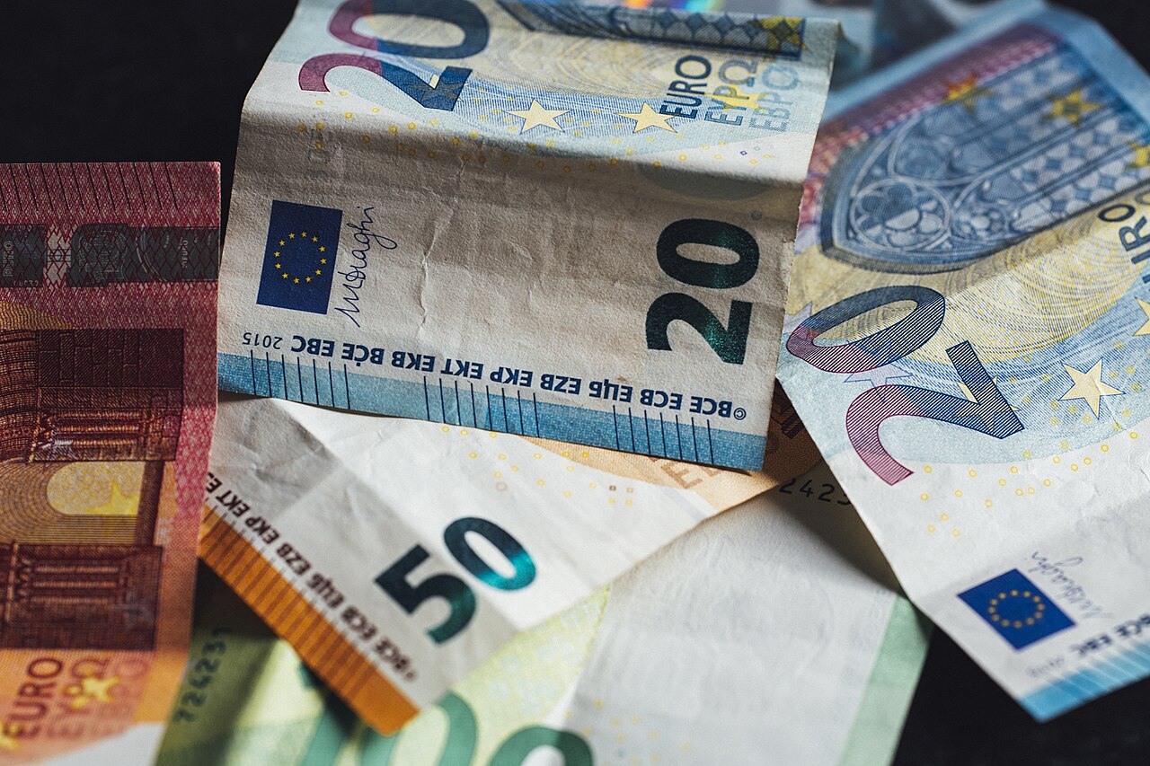 Billetes de euro sobre una superficie