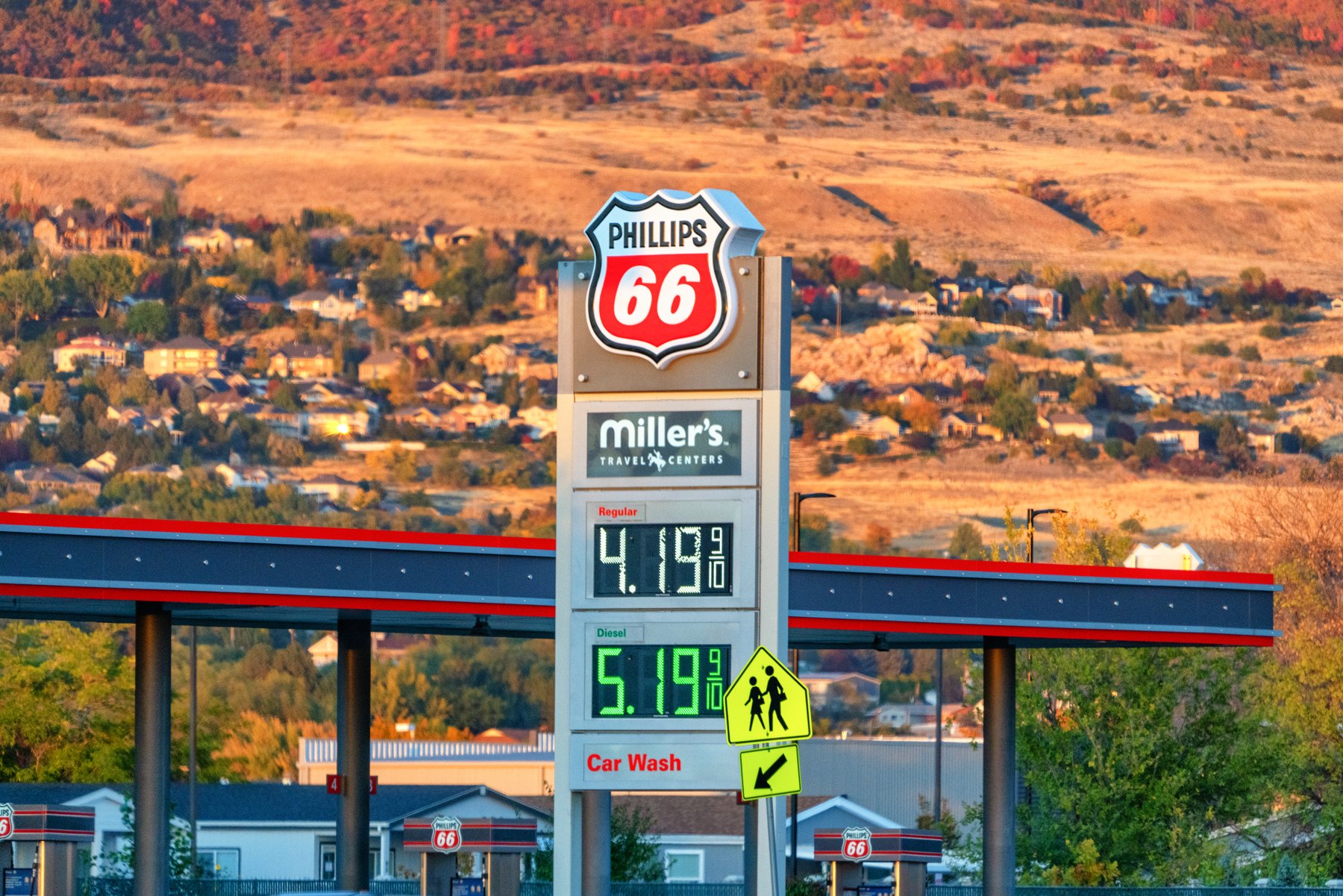 Tablero de precios de combustible en una gasolinera de Estados Unidos