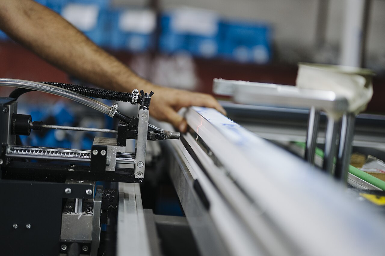 Trabajador operando maquinaria en una fábrica